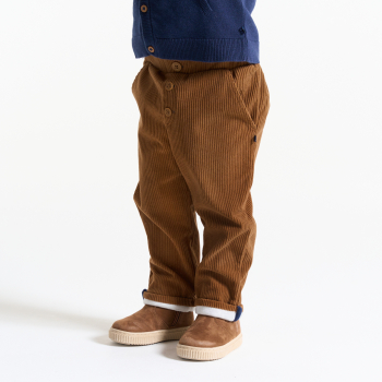 بنطال مخملي مضلع ناعم باللون البني للأولاد الصغار.